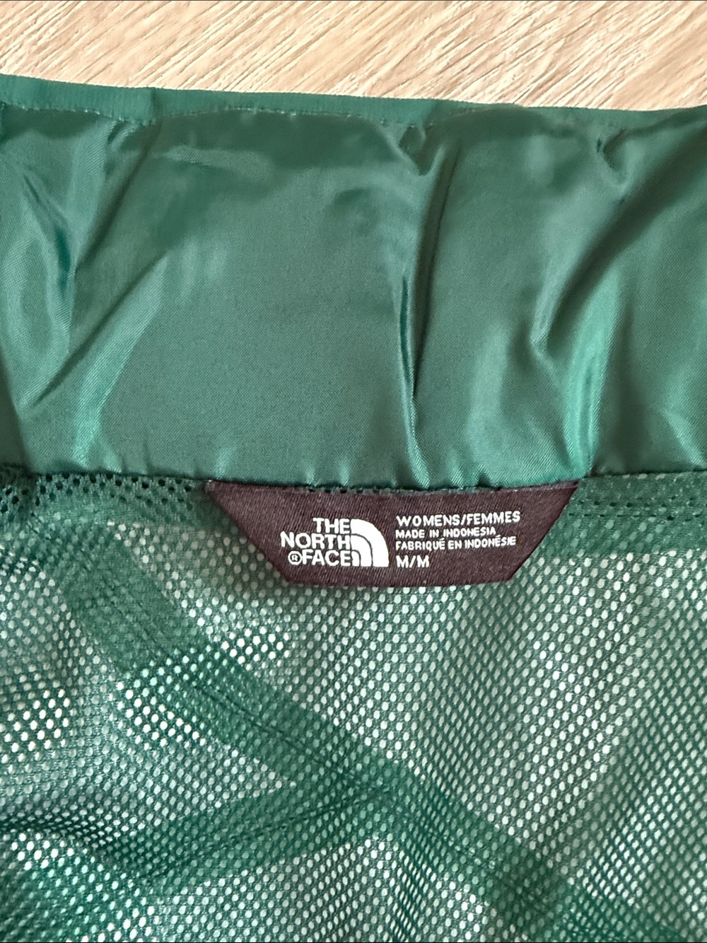 The North Face Women’s Green Lightweight Raincoat w/ Hood. - Picture 4 of 5